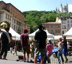 Foto 6 : Vor der gotischen Kathedrale mit blick auf Basilique N.D. de Fourviere